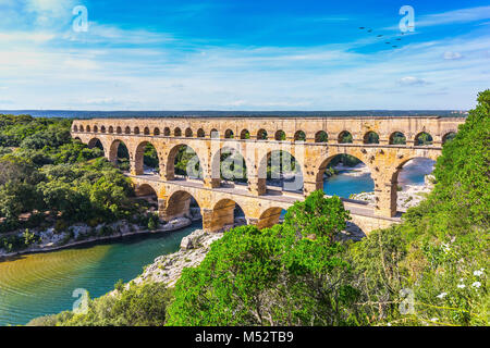 Dreistufige Aquädukt Pont du Gard und Naturpark Stockfoto