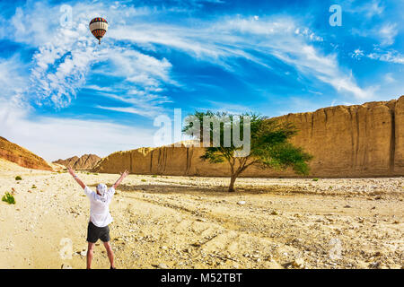 Die riesigen bunten Ballon fliegt über die heißen Wüste Stockfoto