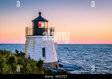 Leuchtturm rotes Licht blinkt bei Sonnenuntergang auf Newport RI Küste in der Nähe von Castle Hill Inn. Stockfoto