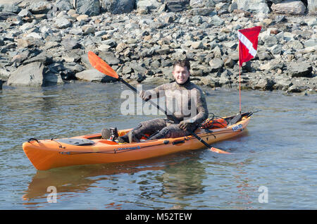 Speer Fischer legt auf kayak Hummer tauchen an Newport RI Küste zu gehen. Stockfoto
