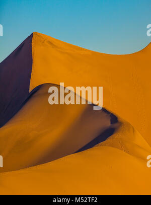 Bizarre Wendungen von orange Sanddünen Stockfoto