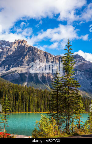 Malerischen See mit smaragdgrünem Wasser Stockfoto