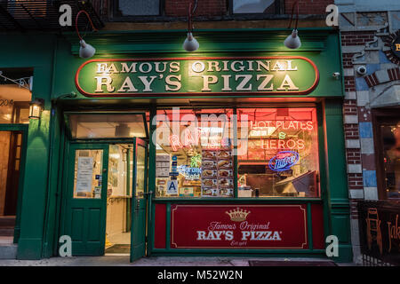 Ray's Pizza, und seinen vielen Variationen wie "Ray's Original Pizza' und ''SWorld-Famous Original Ray Pizza", stehen die Namen der beliebten NYC pizza Stuben Stockfoto