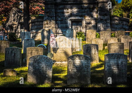 Spotlight auf Grabstein des berühmten Schriftstellers an Sleepy Hollow Cemetery in Sleepy Hollow, New York. Viele berühmte Persönlichkeiten sind im historischen Sitzen beigesetzt Stockfoto