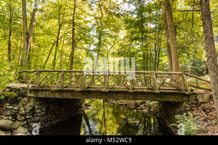 Die Brücke ist eine beliebte Attraktion im Sleepy Hollow Cemetery in Sleepy Hollow, New York. Der historische Ort ist die letzte Ruhestätte von zahlreichen famo Stockfoto