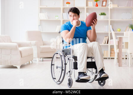 Junger Mann American football player Wiederherstellen auf Rollstuhl Stockfoto