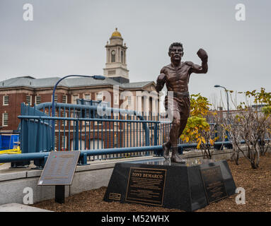 Bronzestatue von Tony DeMarco, geboren Leonardo Liotta, eine Amerikanische ehemaliger Boxer und World Welterweight Champion, an Bostons North End Viertel. Stockfoto