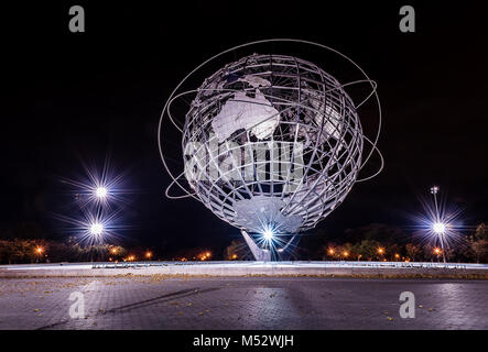 Langzeitbelichtung Nacht beleuchtung der Weltmesse Unisphere produziert Starbursts in Flushing Meadows Corona Park. Stockfoto