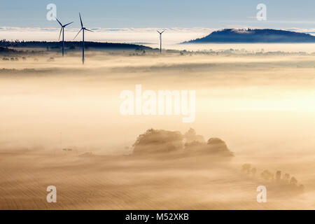 Morgennebel über eine ländliche Landschaft mit Windkraftanlagen Stockfoto