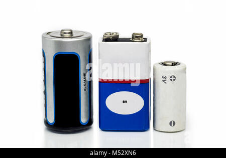 Alkali-mangan-Batterien, 9V und 3V Batterien, auf weißem Hintergrund mit reflektierenden Oberfläche isoliert Stockfoto