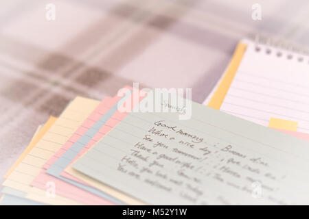Spanisch; Lernen, neue Sprache schreiben Grüße auf dem Notebook Stockfoto
