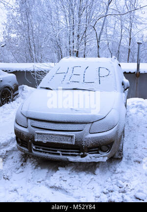 Word-Hilfe auf schneebedeckten Auto Stockfoto