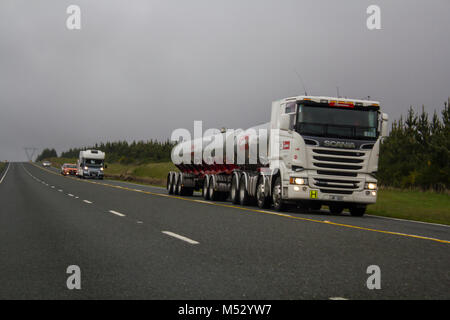 Lkw auf der Straße an bewölkten Tag Stockfoto