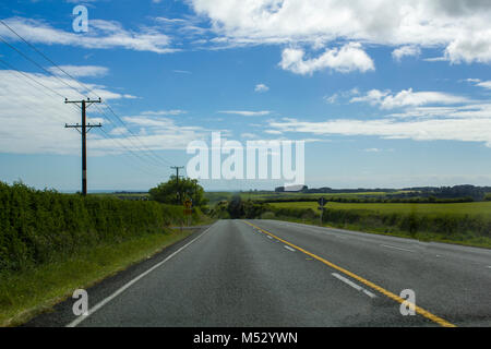 Schönen asphaltierten Straße durch lebendige Landschaft unter blauem Himmel Stockfoto