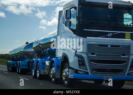 Lkw auf der Straße an bewölkten Tag Stockfoto