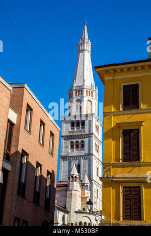 Torre Ghirlandina steigt über Gebäude in Modena, Italien Stockfoto