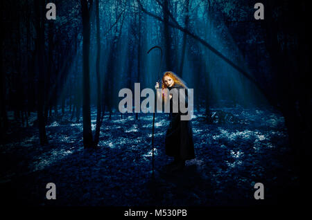 Beängstigend Hexe in der Nacht Wald Stockfoto