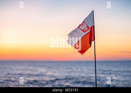 Rote und weiße Polnische Flagge bei Sonnenuntergang Stockfoto