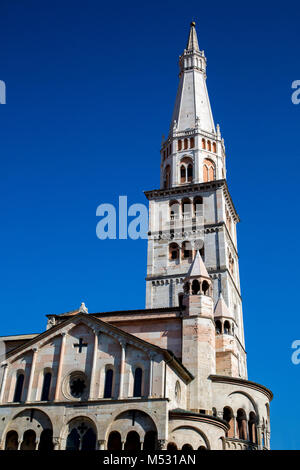 Torre Ghirlandina überragt den Dom in Modena, Italien Stockfoto