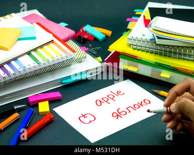 Neue Sprache machen Original Karteikarten zu lernen; Russisch Stockfoto