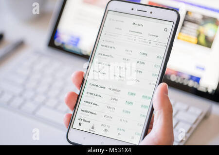 Kontrolle der Rohstoffpreise auf einem Smartphone Stockfoto