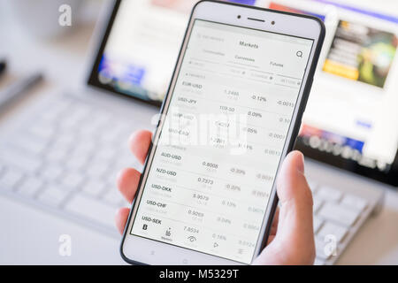 Kontrolle der Wechselkurse auf einem Smartphone Stockfoto