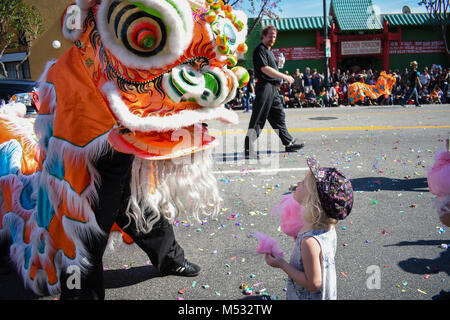 Das chinesische Neujahr mit bunten Orange Dragon in Parade ich Los Angeles, Ca. Stockfoto