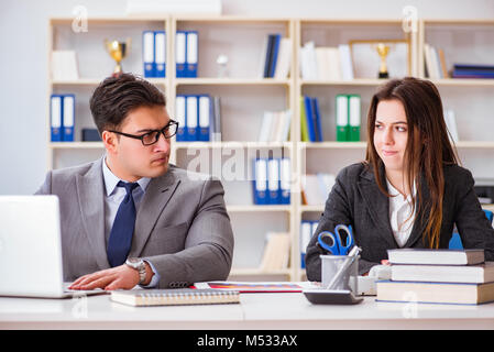 Büro Konflikt zwischen Mann und Frau Stockfoto