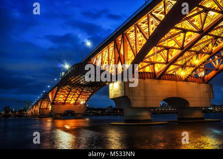 Seongsan Bridge bei Nacht Stockfoto