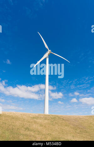 Wind Turbine gegen blauen Himmel Stockfoto