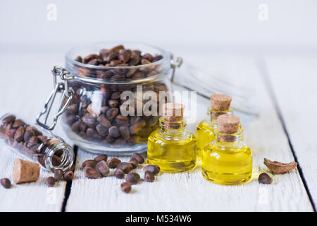 Das Zedernöl in einer Glasflasche Stockfoto