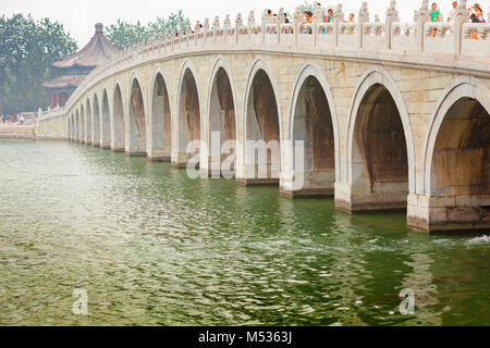 17 Bogenbrücke über Kunming See Summer Palace Beijing China Stockfoto