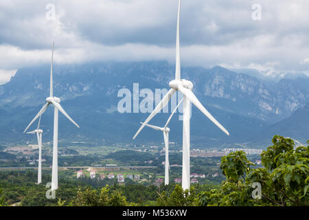 Windenergieanlagen in Lushan Stockfoto