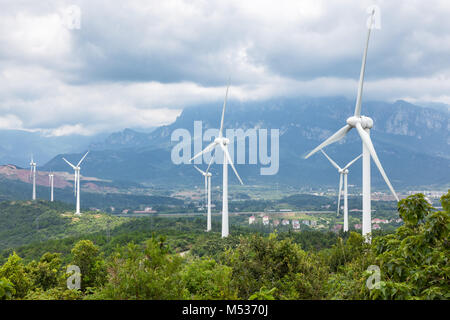 Windenergieanlagen in Lushan Stockfoto