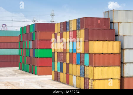 Shipping Container yard Stapel Stockfoto
