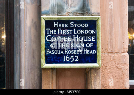 Eine Gedenktafel an der Stelle der ersten London Coffee House im Zeichen der Pasqua Rosee's Kopf. Jamaica Wine House, St Michael's Alley, EG 3. Stockfoto