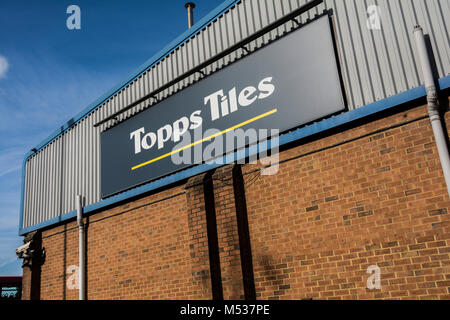 Topps Tiles Lager auf der Great West Road, Brentford, Middlesex, Großbritannien Stockfoto