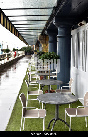 Eine Zeile oder eine Zeile der Tische und Stühle am Ufer der Themse im Zentrum von London in einem Restaurant oder Cafe im Freien speisen können in der Stadt. Stockfoto