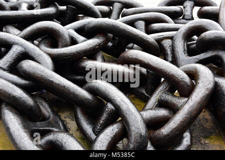 Eine sehr große Kette für eine Schiffe ankern mit speziell entwickelten links und lugless zu fesseln. Große Nasszelle rostige oder korrodierte Liegeplatz Ketten. Stockfoto
