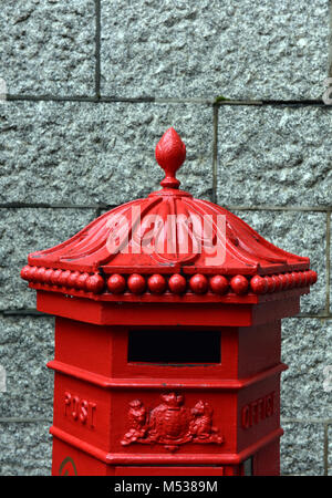 Eine altmodische Vintage oder antike Buchung Box oder Mailing box für die Sammlung und die postalische Zustellung von Briefen und Paketen. Sammlungen runden. Stockfoto