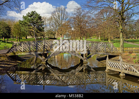 UK, South Yorkshire, Sheffield, Weston Park Teich & Steg Stockfoto