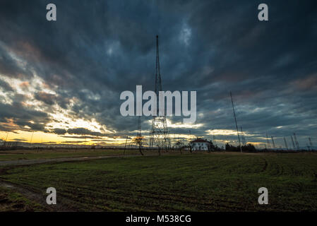 Radio Tower mit Himmel Hintergrund in den Sonnenuntergang. Stockfoto