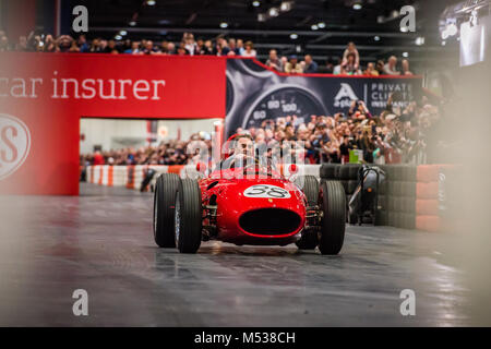 Nigel Mansell fahren 1960 Ferrari Dino 246 F1-Wagen an der London Classic Car Show & Historic Motorsport internationalen Schau in ExCel Stockfoto