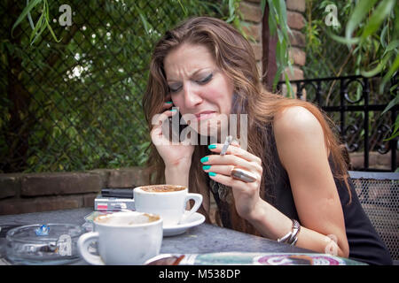 Frau oben brechen über Ihr Mobiltelefon Stockfoto