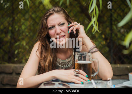 Frau oben brechen über Ihr Mobiltelefon Stockfoto