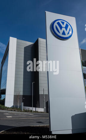 Volkswagen Logo und Beschilderung außerhalb West London HQ in Chiswick West London, Großbritannien Stockfoto