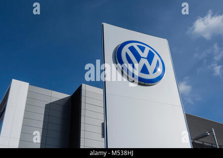 Volkswagen Logo und Beschilderung außerhalb des Londoner Hauptquartiers in Chiswick, West London, England, Großbritannien Stockfoto