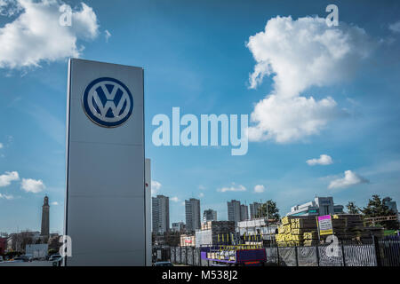 Volkswagen Logo und Beschilderung außerhalb West London HQ in Chiswick West London, Großbritannien Stockfoto