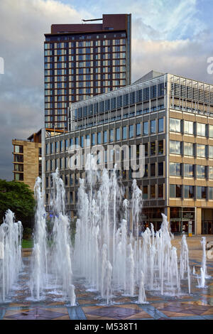 UK, South Yorkshire, Sheffield, Frieden Gärten, Springbrunnen und Goodwin Millennium Square Architektur Stockfoto