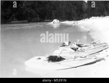 NORMAN NEVILLS COLORADO RIVER EXPEDITION AN DER MÜNDUNG DES Bright Angel Creek in der Nähe von Phantom Ranch. Fotograf unbekannt. CIRCA 1938. Grand Canyon Nat Park historische Fluss Foto. Stockfoto